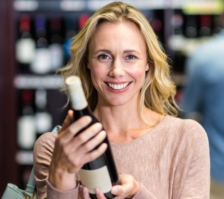Mama Wein schenken, das geht einfach und bequem beim Weinversand Vinatis.